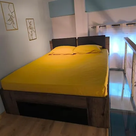 Floating, Cosy 8' Walk From The Seaside Apartment