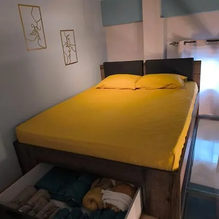 Floating, Cosy 8' Walk From The Seaside